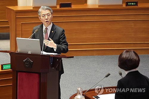 김홍균 외교부 1차관이 3일 국회 본회의에서 진행된 긴급현안질문'에서 한정애 더불어민주당 의원의 심우정 검찰총장 자녀 외교부 채용 특혜 의혹 관련 질문에 답하고 있다.   [연합뉴스]
